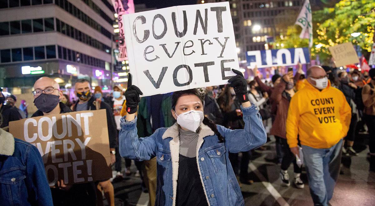 Protesty zwolenników Trumpa przed centrum wyborczym w Arizonie