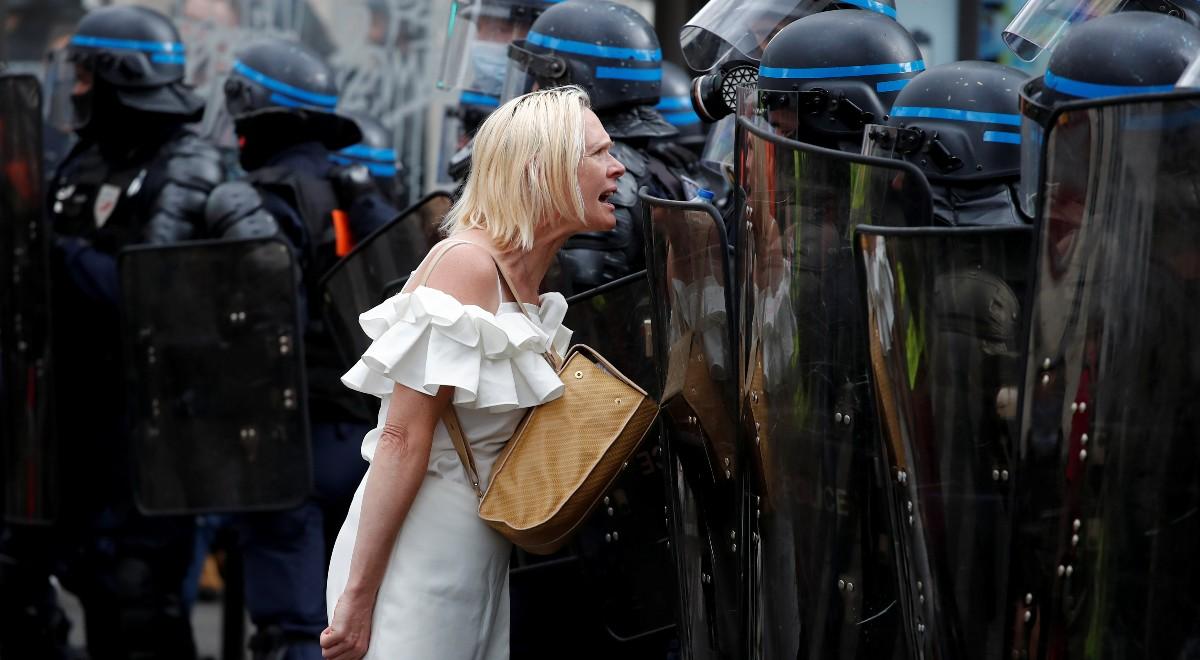 Paryż protestuje przeciwko paszportom sanitarnym. Doszło do starć z policją