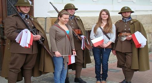 Uczniowie będą rozdawali flagi w Krakowie
