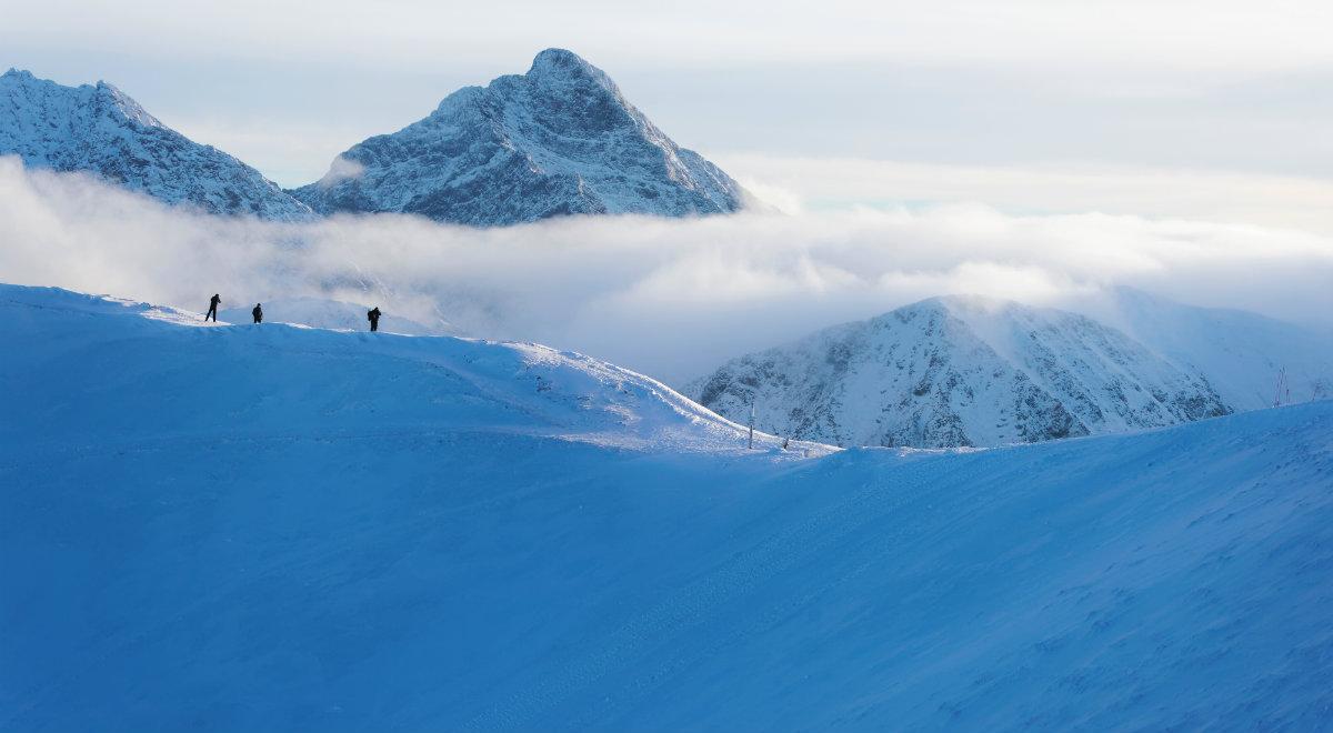 Powrót zimy w Tatrach. Drugi stopień zagrożenia lawinowego. Na Kasprowym Wierchu leży 110 cm śniegu