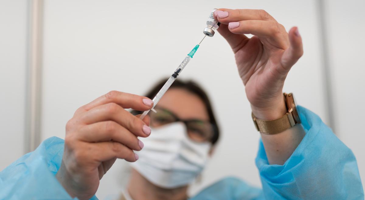 Prof. Andrzej Fal: powolne szczepienia sprzyjają powstawaniu kolejnych wariantów wirusa