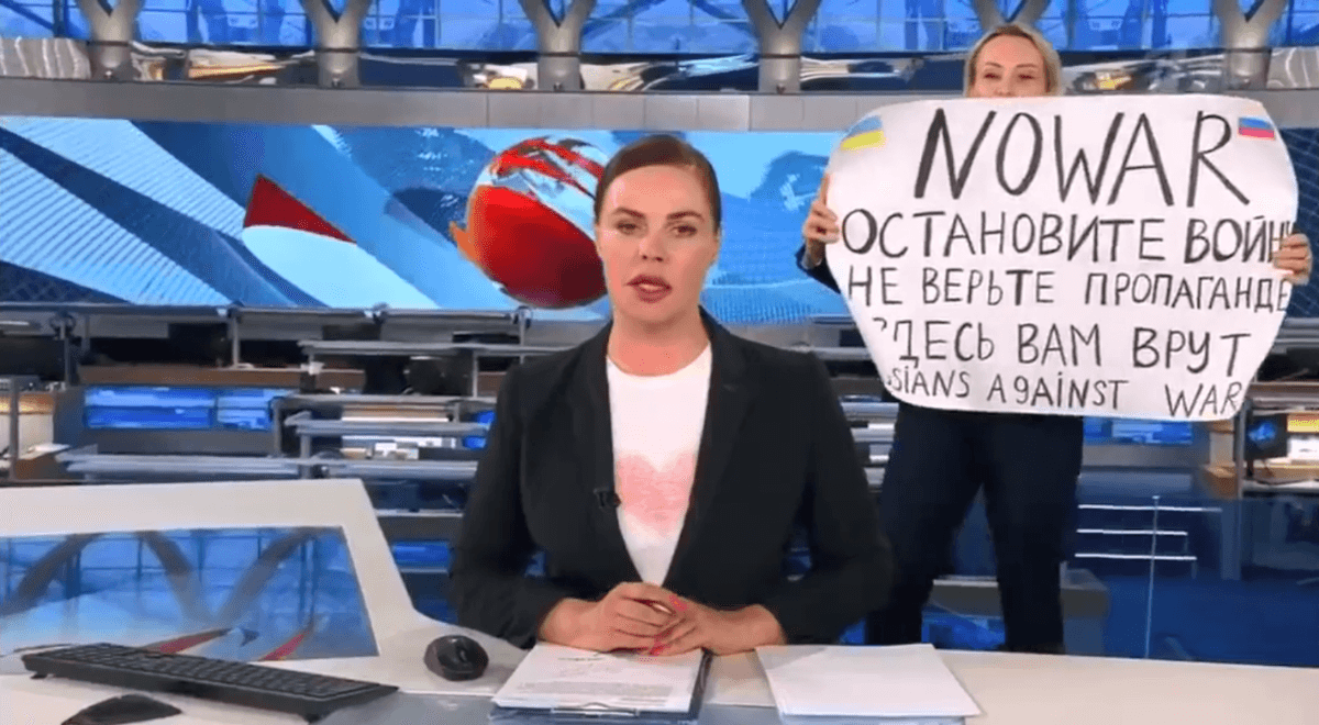 Zaginęła rosyjska dziennikarka. Wcześniej wbiegła na wizję z antywojennym transparentem