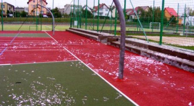 Dwaj nieletni wandale zniszczyli boisko sportowe