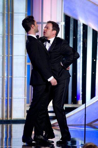 Amerykański piosenkarz Adam Levine (L) i prezenter Jimmy Fallon (P) podczas rozdania statuetek Golden Globe. Panowie ogłaszali wyniki plebiscytu na najlepszy film komediowy lub musical. 