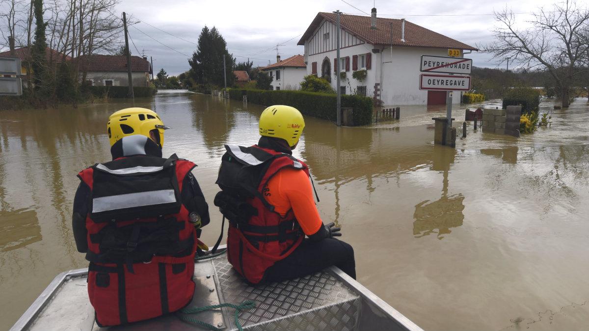 Kolejna ofiara śmiertelna powodzi we Francji. Ciało znaleziono w samochodzie