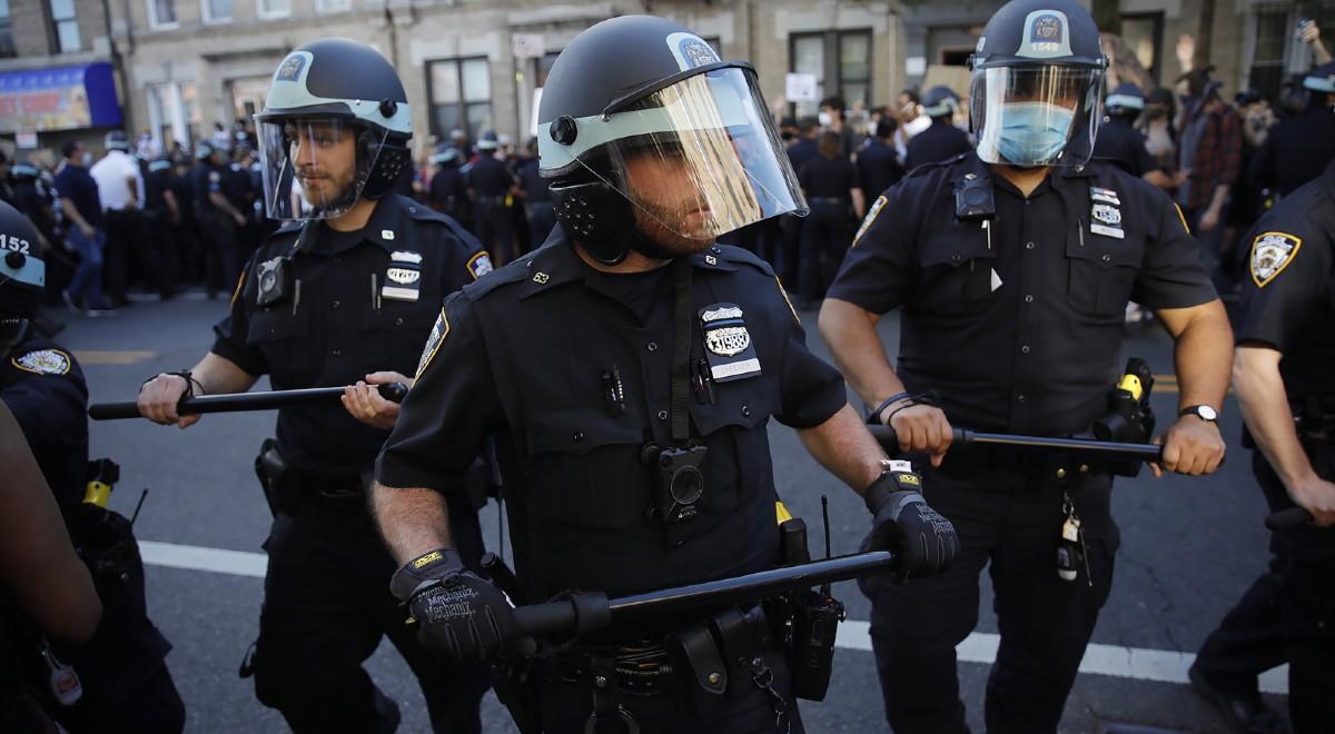 "Niepokojące" reakcje nowojorskiej policji. Gubernator chce śledztwa