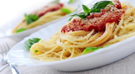 Włoskie spaghetti i węgierski gulasz