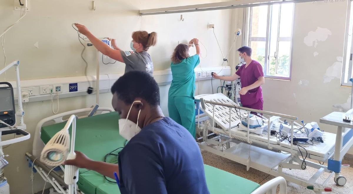 Polscy medycy lecą do Ugandy. Mają pomóc w walce z COVID-19