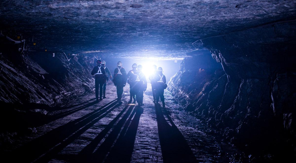 Żałoba w kopalni Rudna po śmierci górników. Akcja ratunkowa trwa