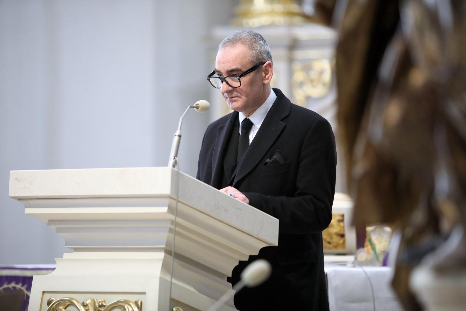 Aktor Robert Gonera na pogrzebie ś.p. Pawła Królikowskiego 