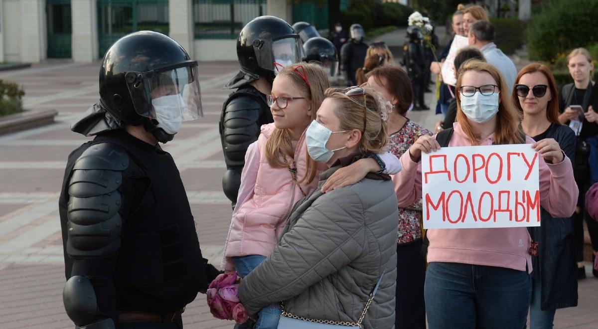 Tysiące ludzi przed rezydencją Łukaszenki. W Mińsku masowe protesty