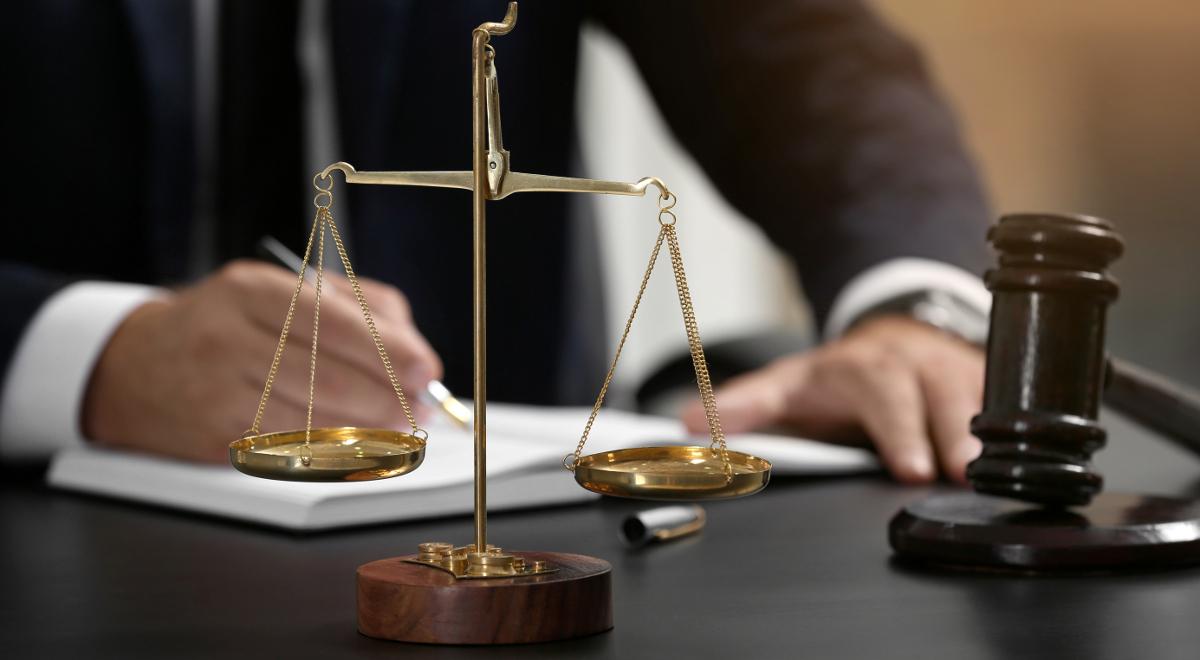 Na czym polega rozstrzyganie sporów przez sąd arbitrażowy? 