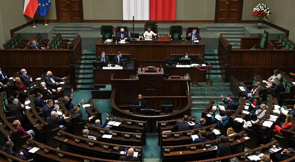 PiS liderem, pięć ugrupowań w Sejmie. Nowy sondaż