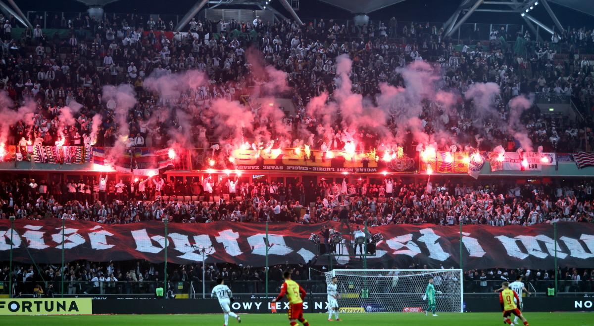 Ekstraklasa: Legia - Jagiellonia. Na trybunach było niespokojnie. Palone flagi i ochrona używająca gazu