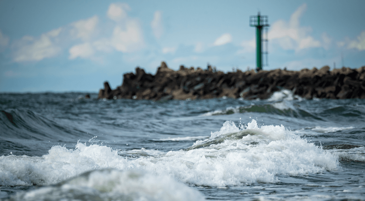 Niebezpiecznie nad Bałtykiem. IMGW ostrzega przed wzrostem stanów wody