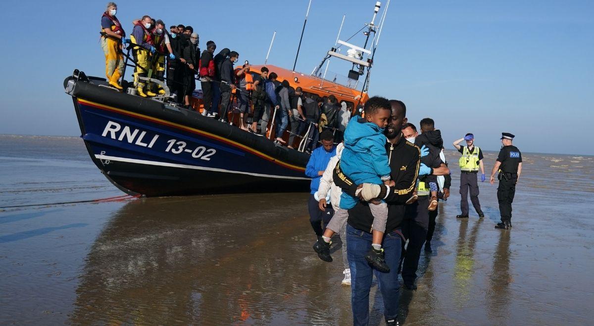 Brytyjska straż graniczna ma zawracać łodzie z imigrantami. Nowe zalecenie MSW
