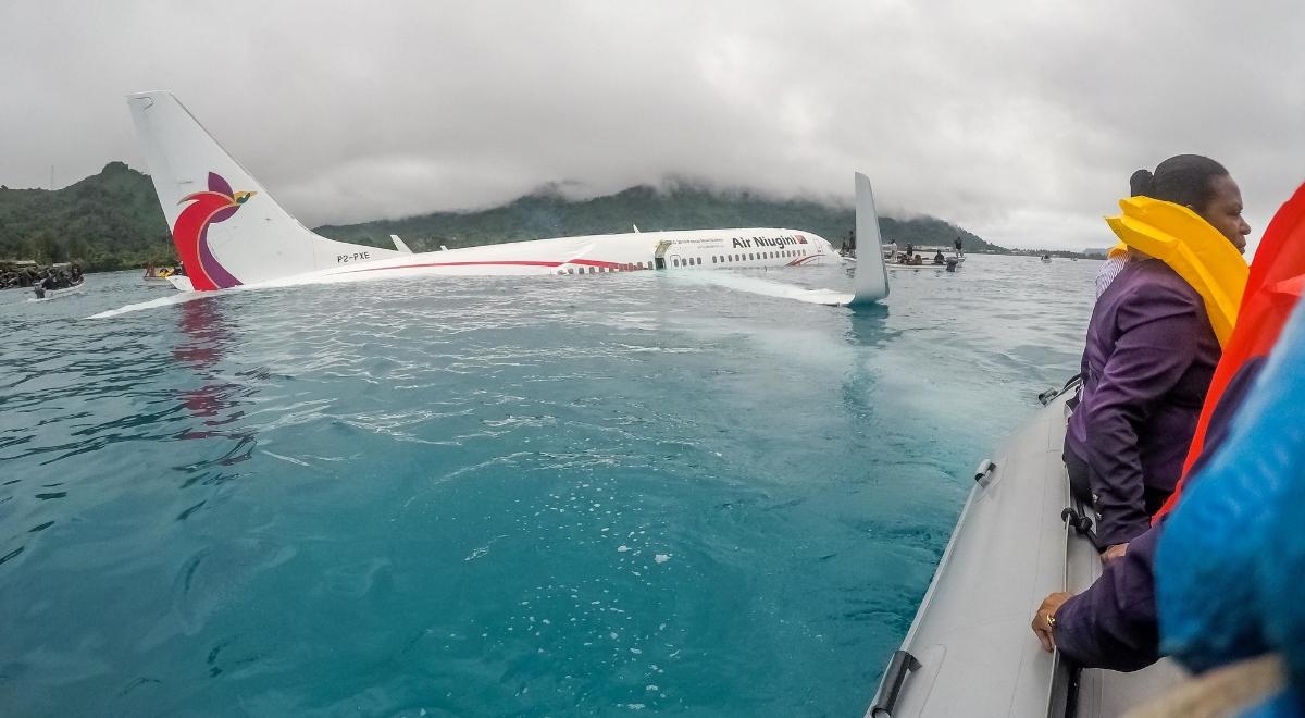 Jedna osoba zaginiona po awaryjnym lądowaniu samolotu na lagunie w Mikronezji