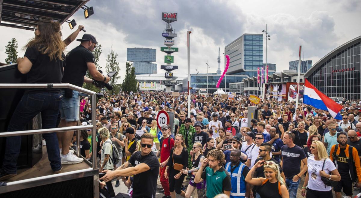 Protest przeciwko obostrzeniom w Holandii. Trzy osoby aresztowane, jedna ranna
