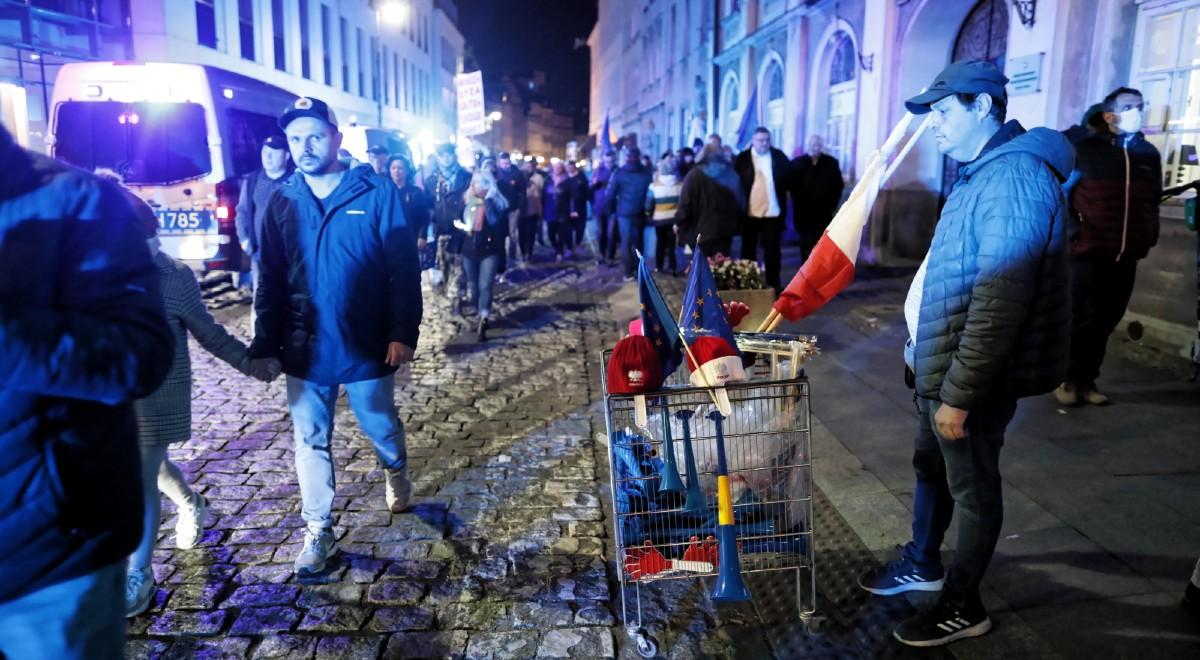 "Kilka osób zatrzymanych, kilkadziesiąt wylegitymowanych". Policja podaje statystyki po niedzielnym wiecu w Warszawie