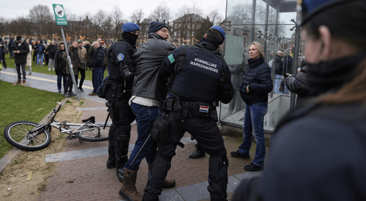 Ranni policjanci, aresztowania. Antyobostrzeniowe zamieszki w Holandii