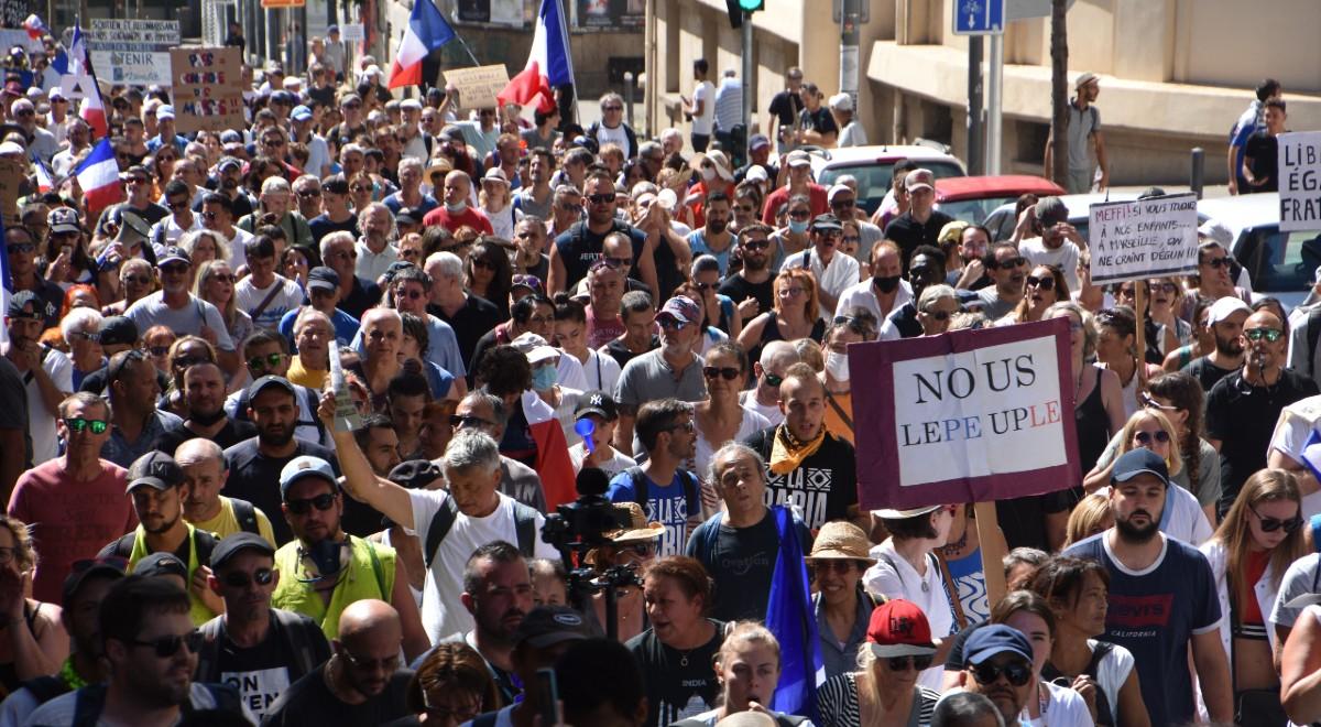 Protesty przeciwko certyfikatom sanitarnym we Francji. Na ulice wyszło kilkadziesiąt tysięcy osób