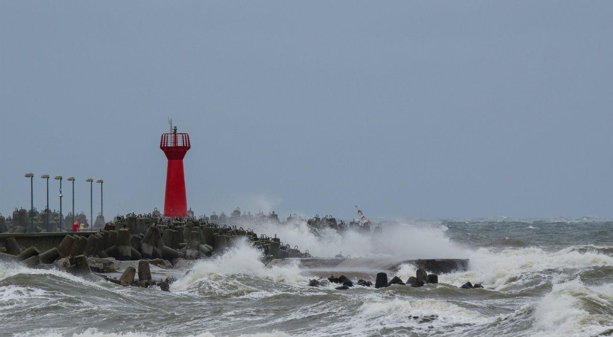 Bardzo silny wiatr nad morzem. IMGW ostrzega i apeluje o ostrożność