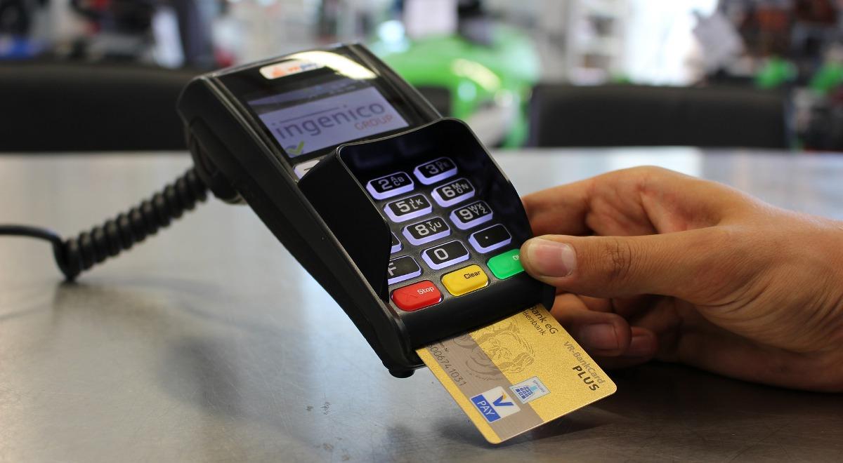 Karty płatnicze wygrywają z gotówką z bankomatu. Znamy dane dot. transakcji