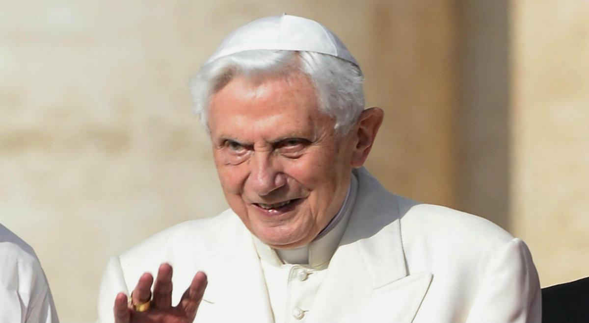 "Celibat kapłanów jest niezbędny". Benedykt XVI przerywa milczenie