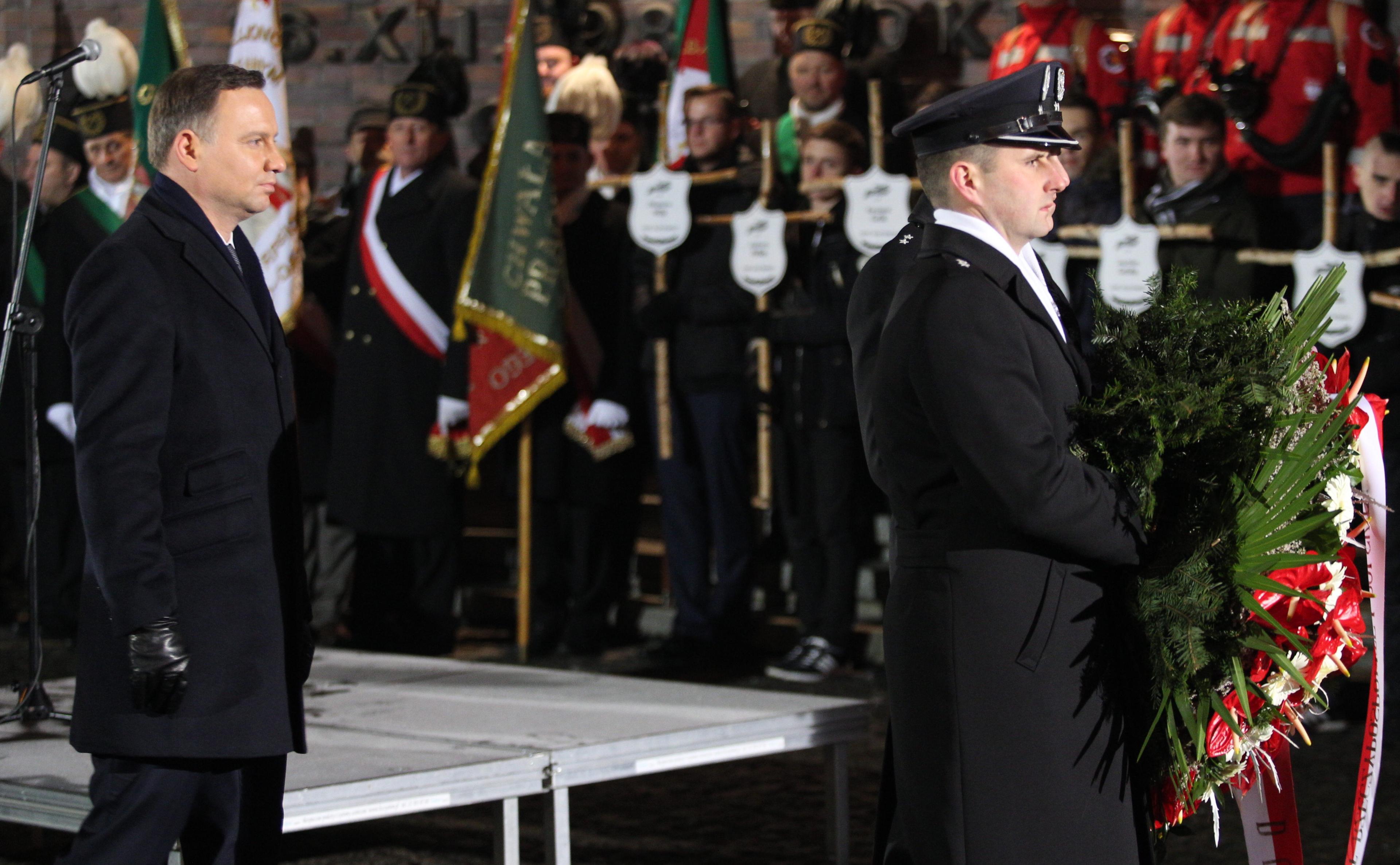 Prezydent Andrzej Duda podczas uroczystości przed Krzyżem-Pomnikiem przy kopalni Wujek 