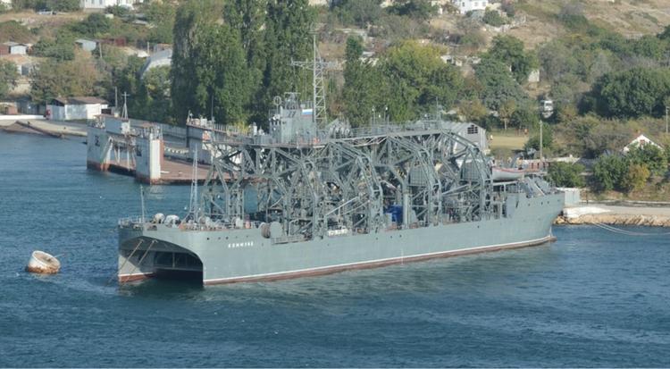 Rosyjski okręt "Komuna" miał z...
