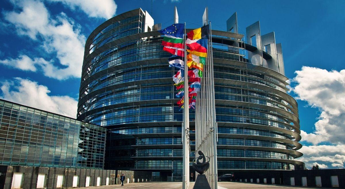 PE apeluje o przyjęcie pakietu budżetowego. "Porozumienie nie podlega renegocjacji"