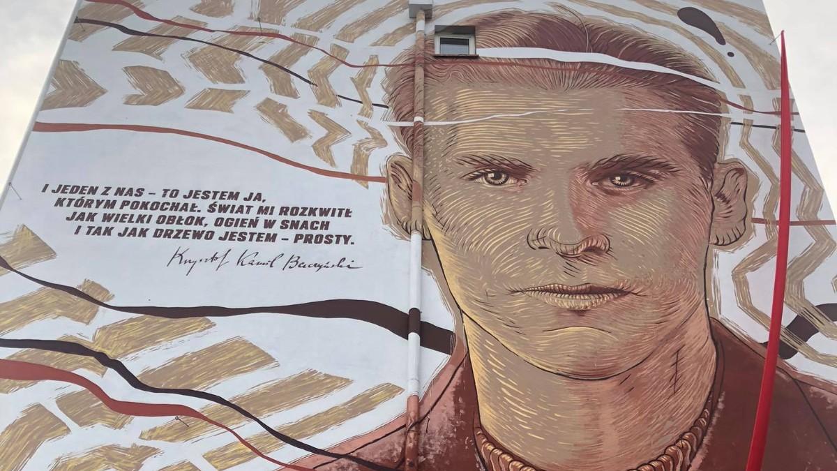 Krzysztof Kamil Baczyński upamiętniony na muralu w Warszawie. Gliński: przypominamy go Polsce
