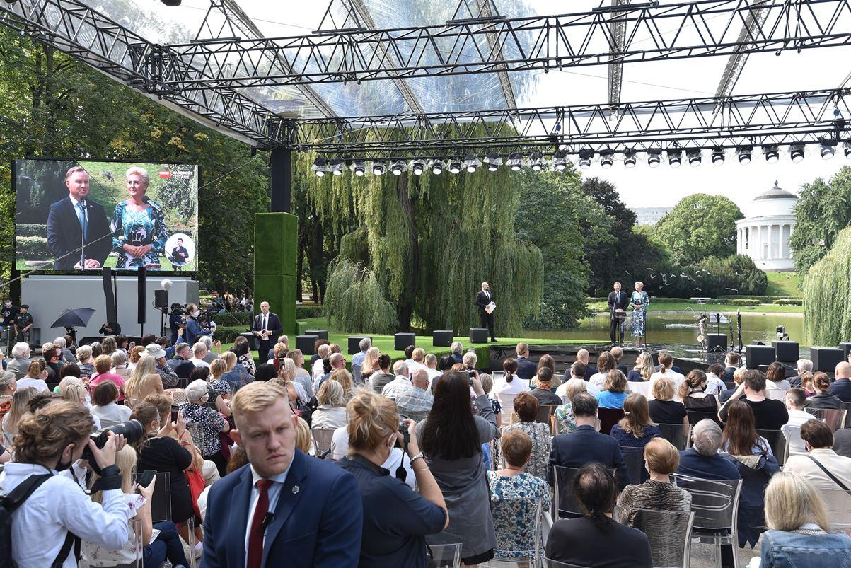 Prezydent Andrzej Duda i Pierwsza Dama Agata Kornhauser-Duda na scenie Narodowego Czytania 2020