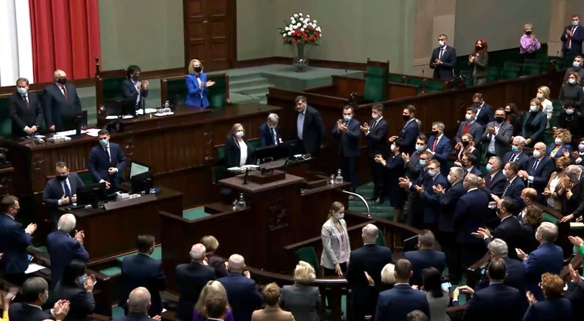 Oklaski dla żołnierzy i funkcjonariuszy SG. Nadzwyczajne posiedzenie Sejmu dobiegło końca
