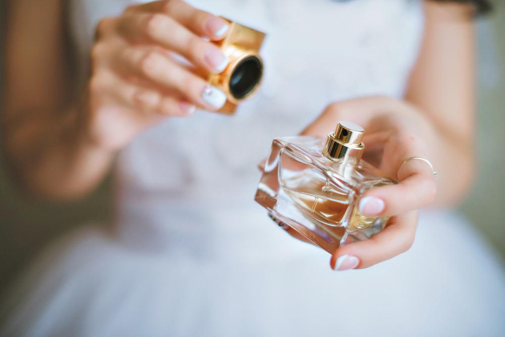 Gdzie aplikować perfumy, by ich zapach utrzymywał się jak najdłużej?