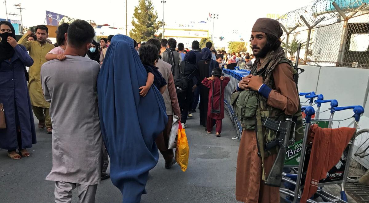 W Afganistanie talibowie kontrolują wyjeżdzających. "Nie przepuszczają nikogo bez wymaganych dokumentów"