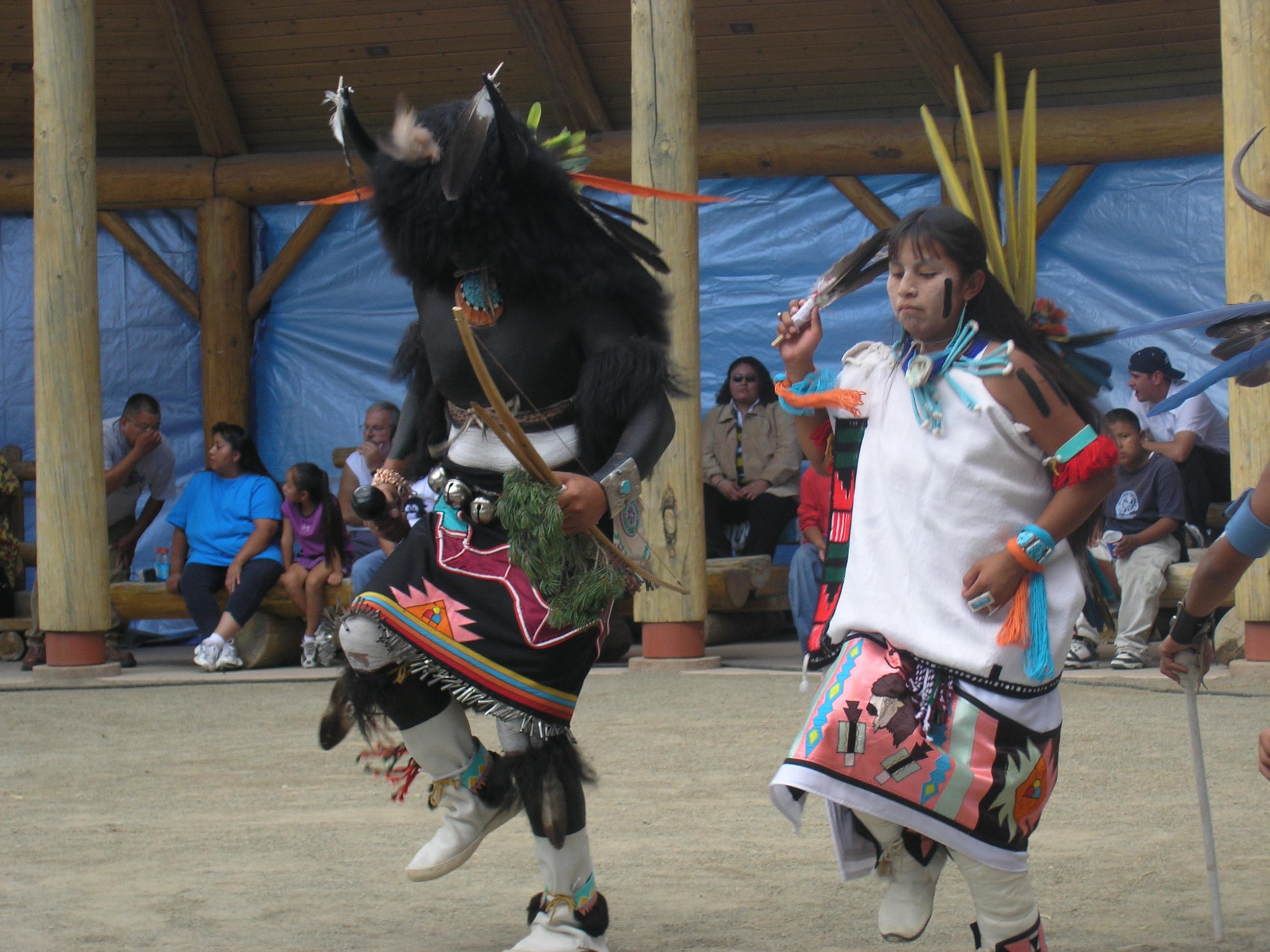 Taniec Bizona wykonywany przez współczesnych Indian Pueblo. Zwyczaje i obrzędy religijne w dalszym ciągu wyznaczają rytm życia Indian Pueblo, w dużej części nawet tych mieszkających w miastach, wracających kilka/kilkanaście razy w roku do rezerwatów na różne ceremonie