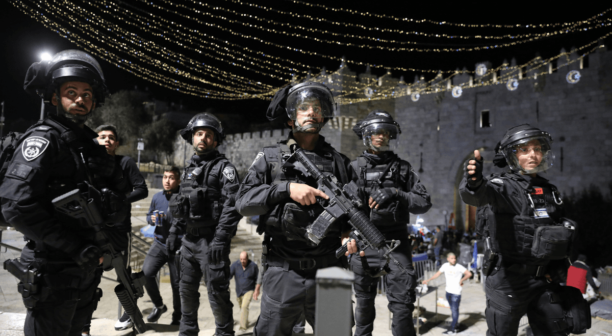 Zamieszki w pobliżu meczetu Al-Aksa w Jerozolimie, w ruch poszły kamienie. Setki rannych