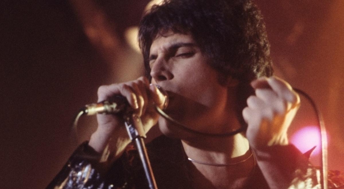 "Udawał krzykliwość, ale gdy kurtyna opadała - był zupełnie sam". 25 lat temu zmarł Freddie Mercury