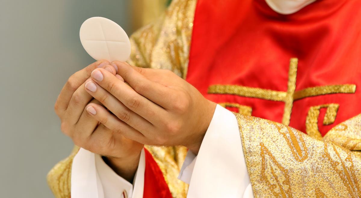 "W jaki sposób zaprosić ludzi do Kościoła?". List biskupów do księży na Wielki Czwartek