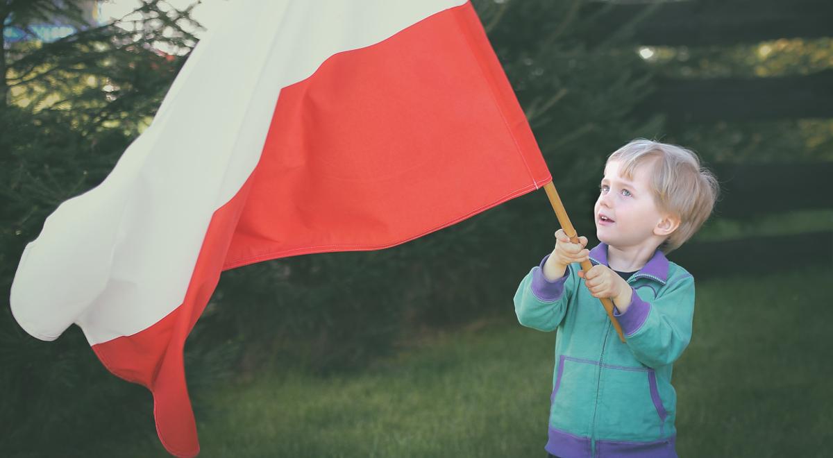 CBOS: 97 proc. Polaków odczuwa dumę ze swojego pochodzenia narodowego
