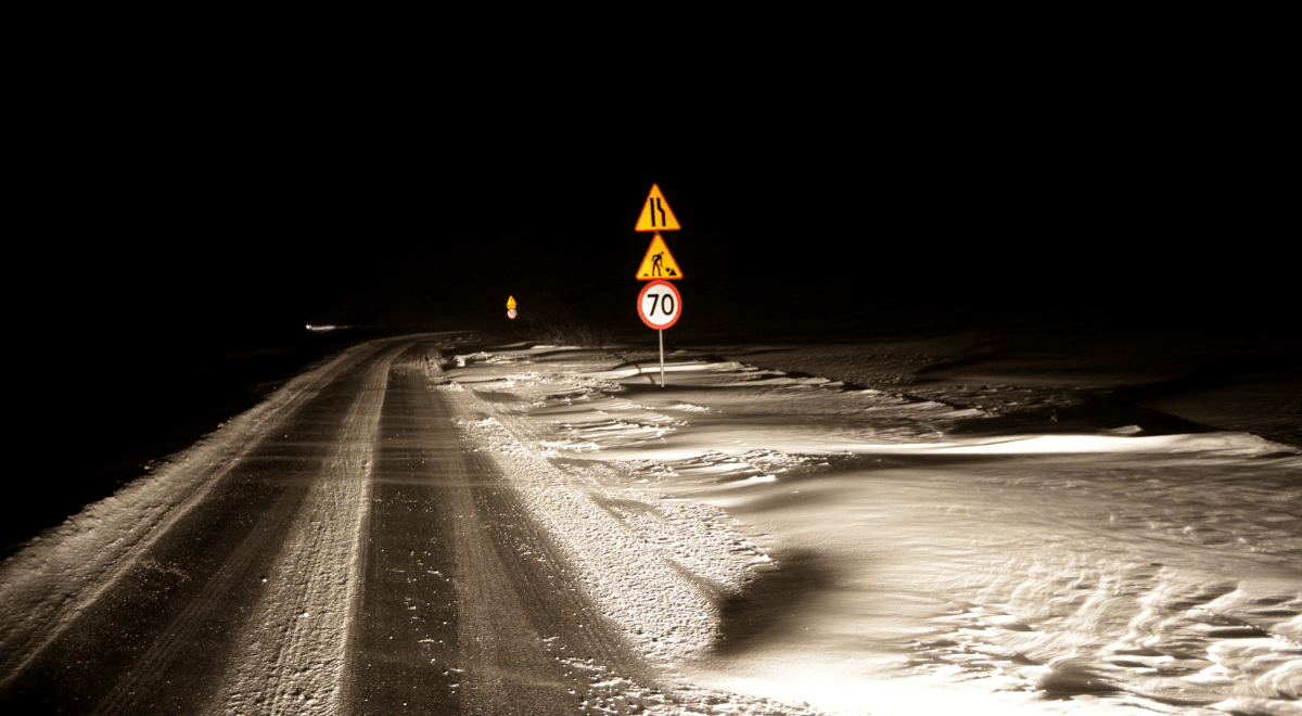 Uwaga kierowcy: jazdę utrudnia błoto, śnieg i deszcz, na drogach jest ślisko