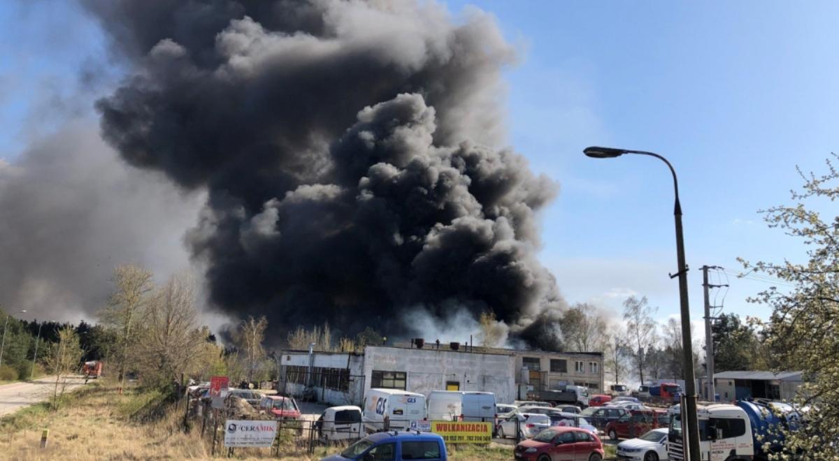 Pożar składowiska z chemikaliami w Nowinach opanowany, apel do mieszkańców