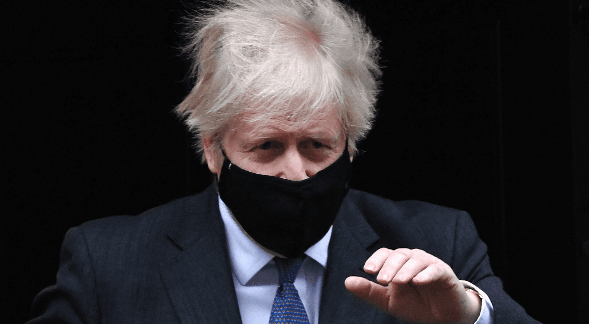 "Przerażająca liczba zgonów". Premier Wielkiej Brytanii ostrzega przed pandemią