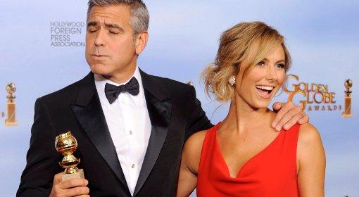 George Clooney - najlepszy aktor pozuje z partnerką Stacy Keibler (Złoty Glob za rolę w filmie "Spadkobiercy")