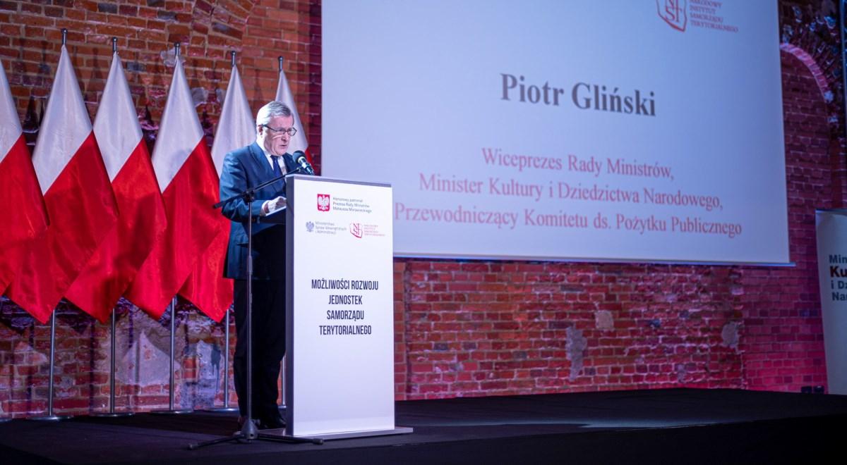 Gliński: współpraca rządu z samorządami konieczna dla rozwoju Polski