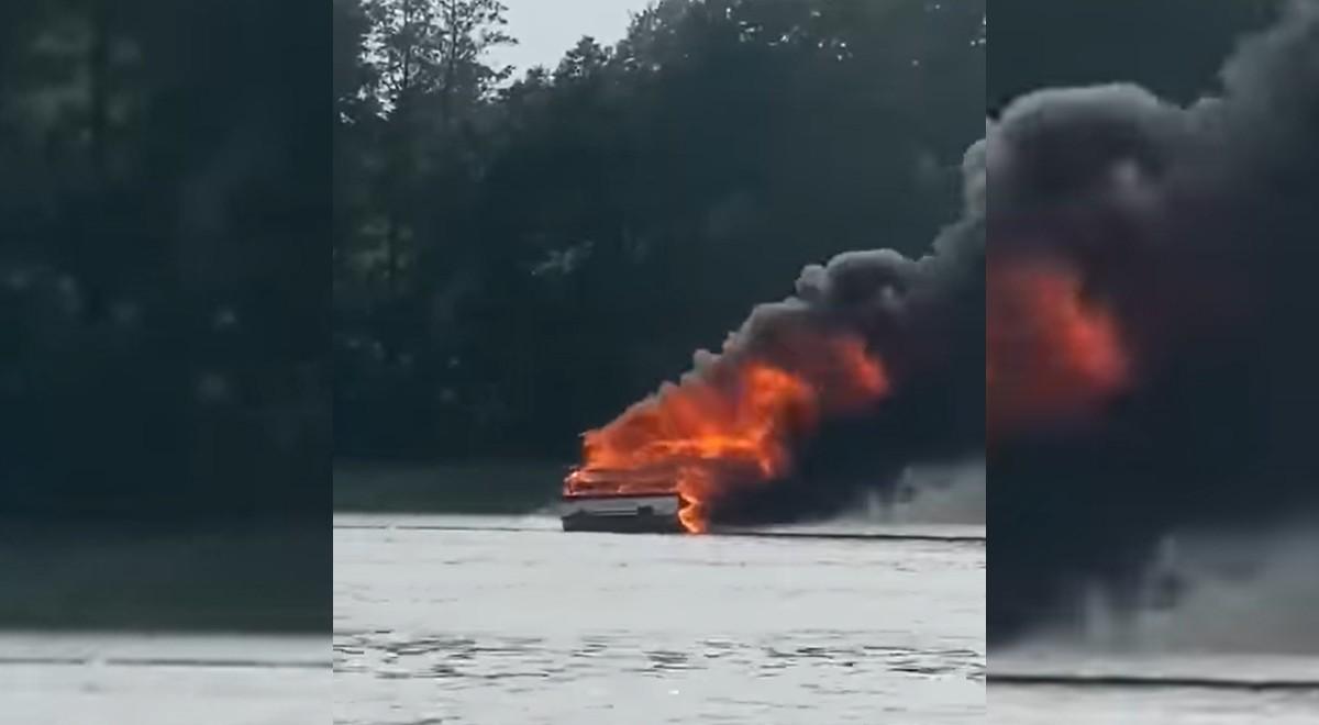 Pożar motorówki na jeziorze Jeziorak. Trzy osoby zostały ranne