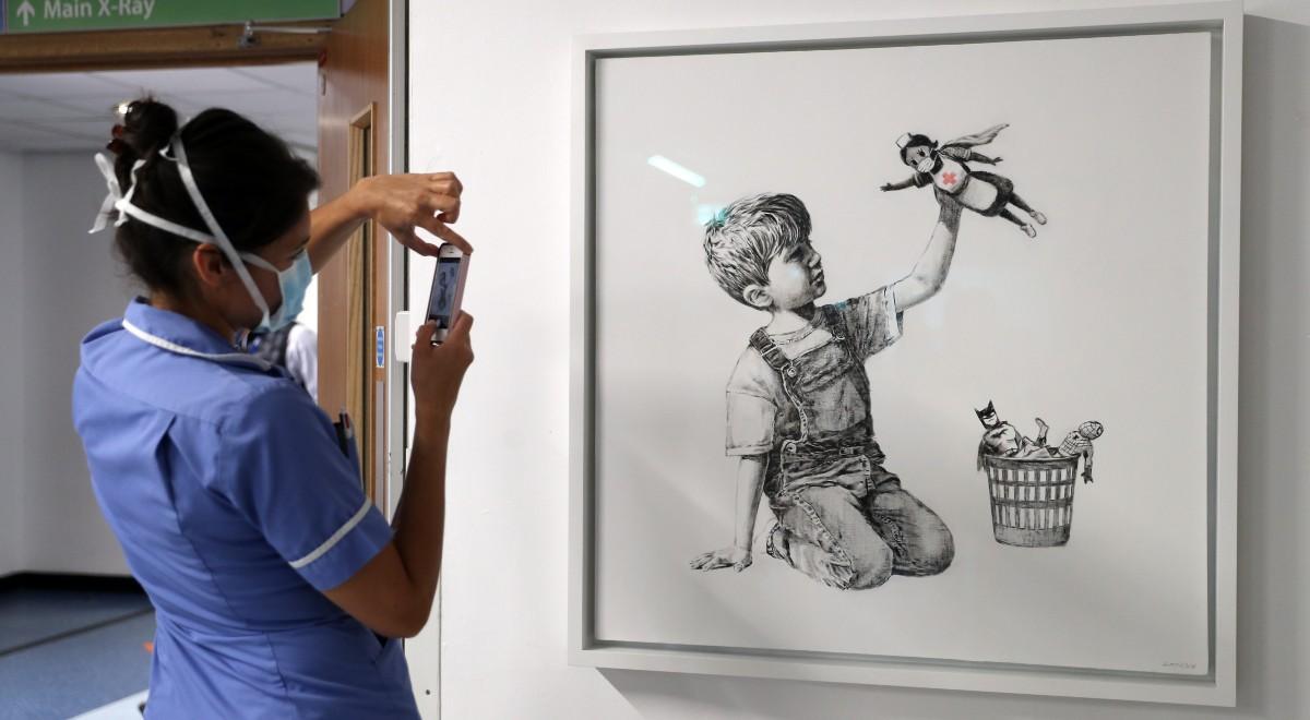 Obraz Banksy'ego będący hołdem dla służby zdrowia trafi na aukcję. Dzieło może osiągnąć cenę 3,5 mln funtów