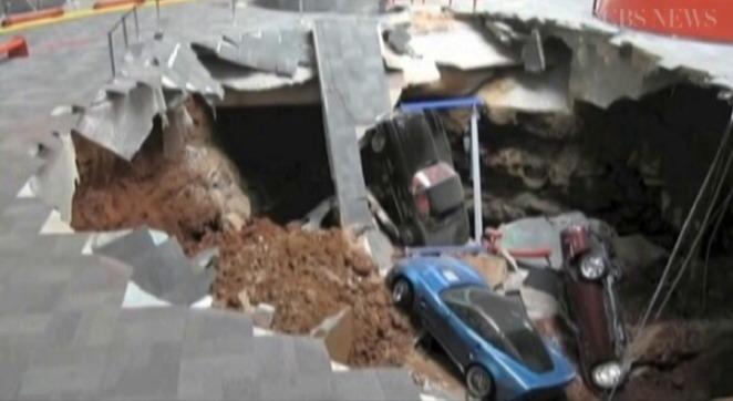 USA: osiem zabytkowych samochodów... zapadło się pod ziemię [wideo]