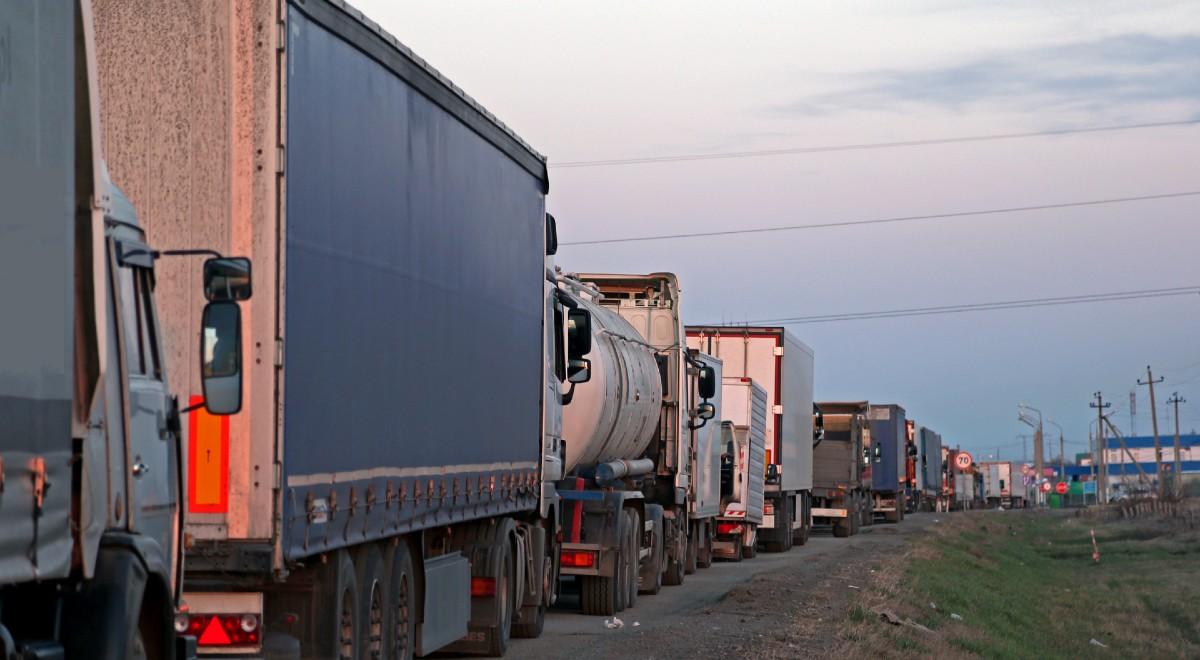 Białoruś: kolejki TIR-ów czekających na wjazd do krajów UE. Na granicy stoi 2 tys. samochodów